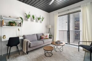 Lodgeur - Cool designer 1BR loft - Midtown living room