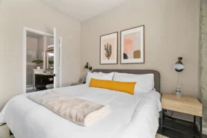 Lodgeur Midcentury designer loft Med Center Bed Room