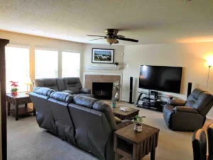 Entire House Near The Airport Living Room