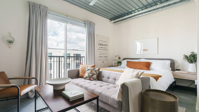 Lodgeur – Chic Studio Loft Apartment - livingroom